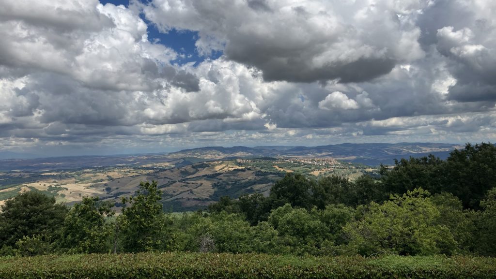 vita nei borghi, campagna toscana, lavoro remoto, qualità della vita, città vs campagna, TuttoTorna.