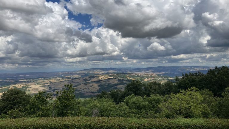 vita nei borghi, campagna toscana, lavoro remoto, qualità della vita, città vs campagna, TuttoTorna.